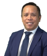 Head shot of Oliver Soriano